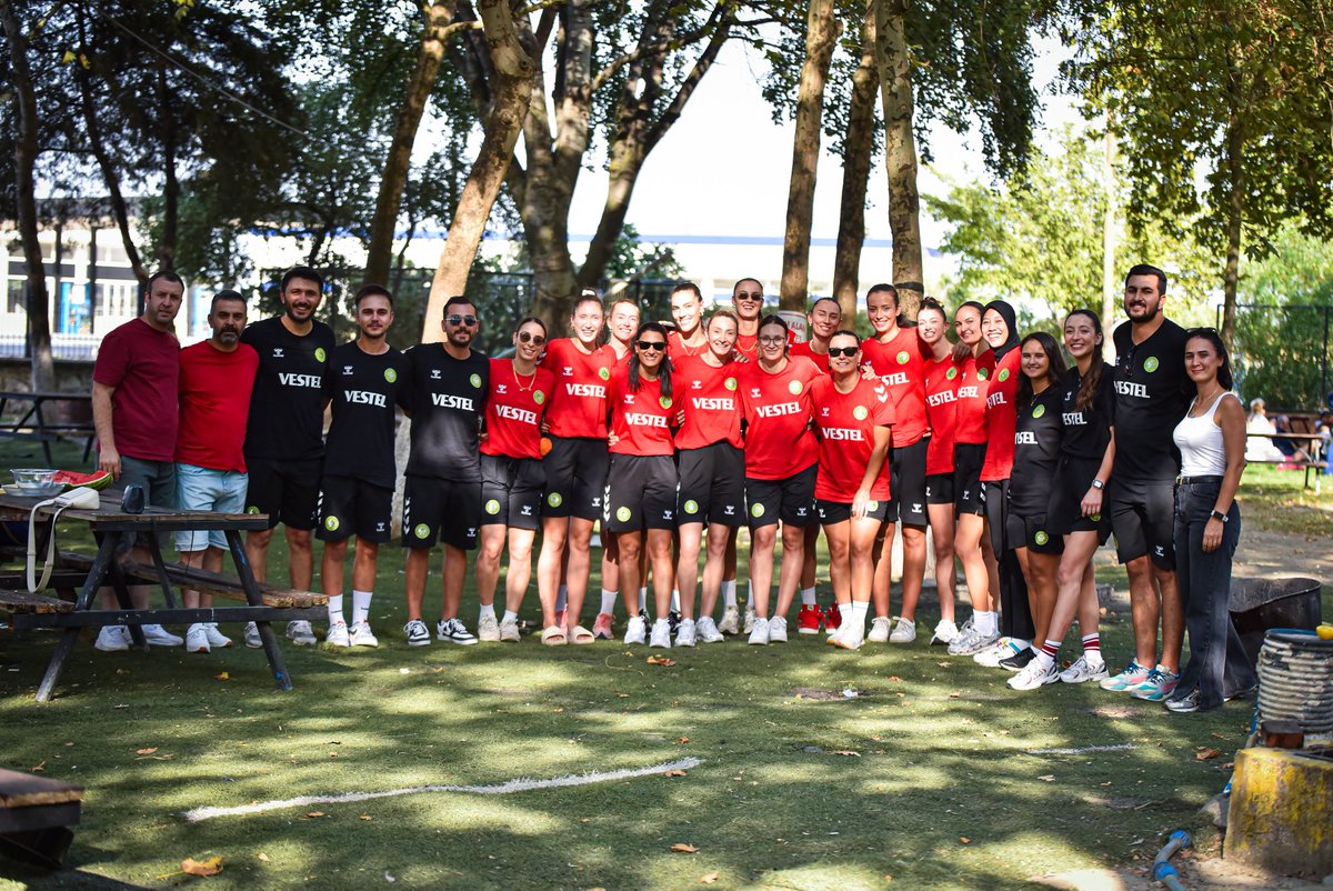 manisabbsk's tweet photo. ++ küçük bir şehir turu gerçekleştirdi. Şehir turunun ardından etkinlik mangal partisiyle tamamlandı! 💚🤍 

#ManisaBBSK #Voleybol https://t.co/nZ03YPpNG9