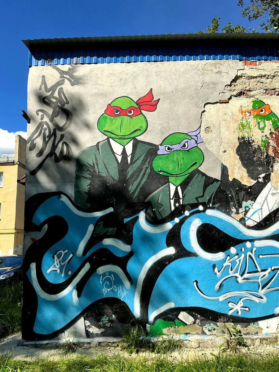 Уралмаш. Именно в таких районах пишут пост-рок, снимают черно-белые фильмы и смотрят тяжелые промышленные сны.