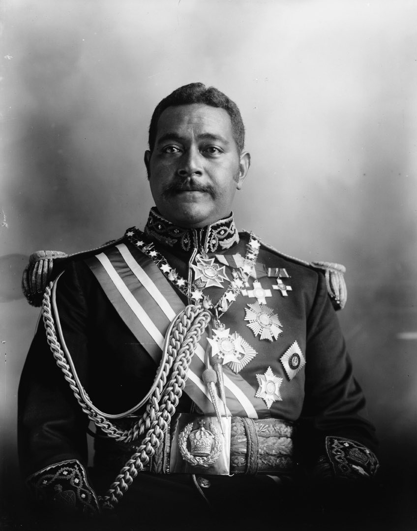 1895: stamps from Tonga, King George Tupou II. 🇹🇴 Anecdote: 1773-1777, James Cook made contact with the islanders of Tongatapu. He named the archipelago the "Friendly Islands" because of the warm welcome he received there... despite the massacre of several of his men. #philately