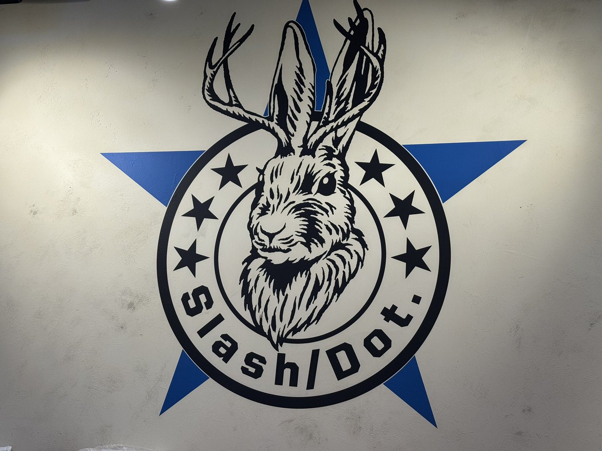Jun_No13's tweet image. 今年も麻布十番納涼まつりに来ました!
ちょっと早く着いたので「Slash/Dot.」さんへ🍻
#麻布十番納涼まつり 
#クラフトビール 
#SlashDot.