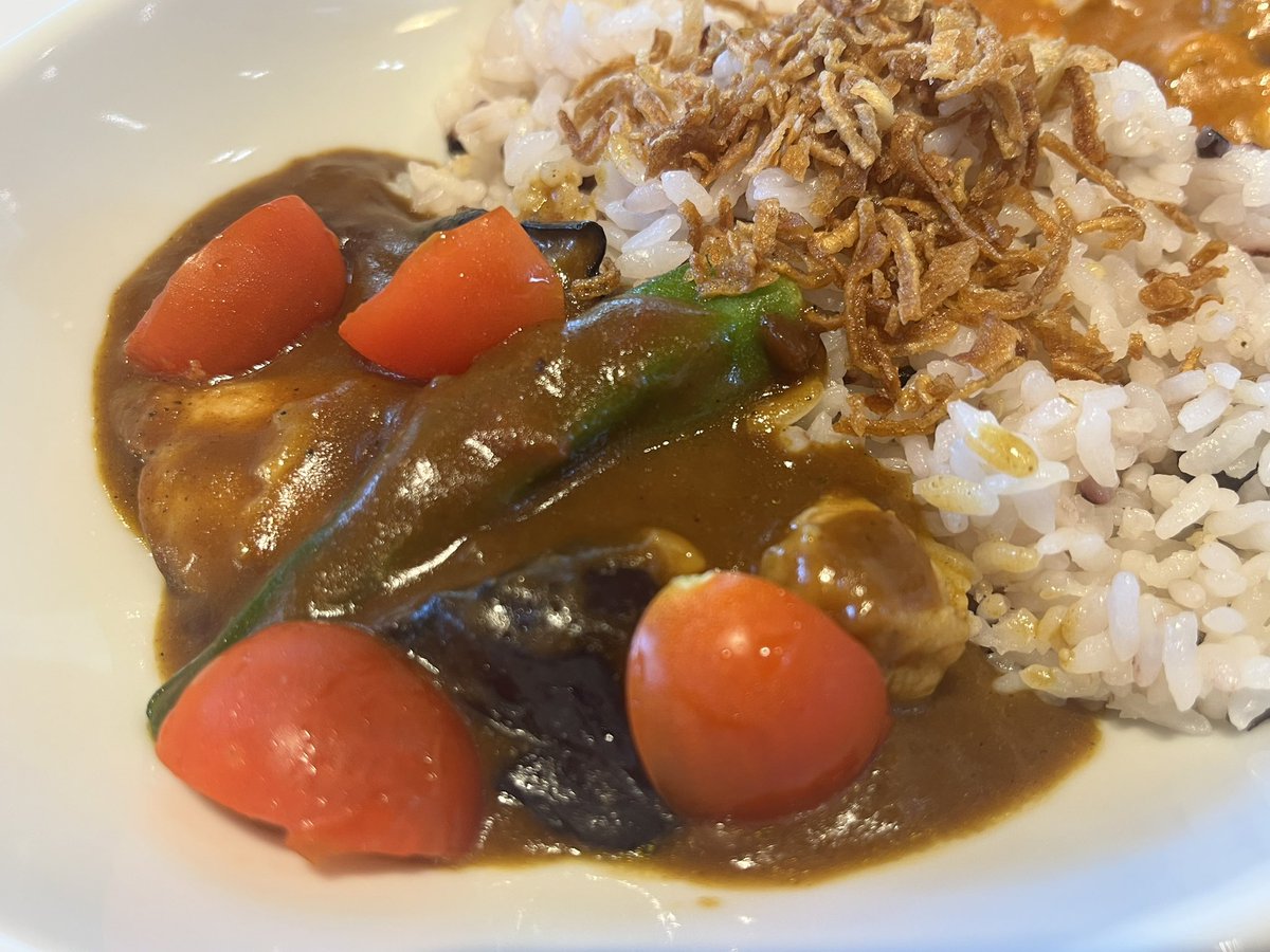 kiyo4072's tweet photo. #うにいくらの食い道楽 #DOUTORKitchen
本日のお昼ごはん
『2種のあいがけカレー〜夏野菜のカレー&バターチキンカレー』
少し動けるようになったのですが近場でお昼ごはん🍛
パスタと迷ったのですが味のしっかりしたものが食べたくなった💦
夏野菜はプチトマト🍅オクラ、ナス🍆少しスパイシー✨
バターチキンは柔らかいチキンがしっかり入ってて美味かった🐔
ちょいと風邪をこじらせてる💦
うにいくらでございます🙇♂️