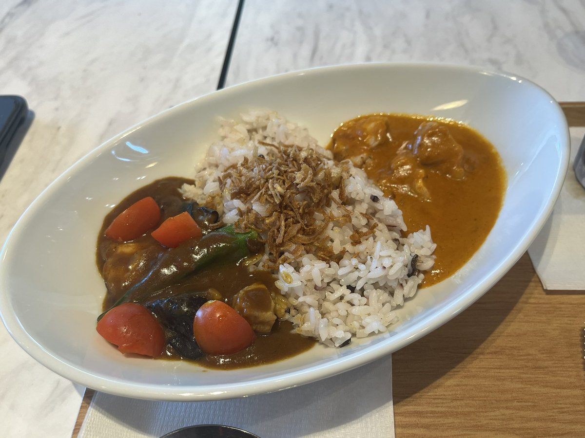 kiyo4072's tweet photo. #うにいくらの食い道楽 #DOUTORKitchen
本日のお昼ごはん
『2種のあいがけカレー〜夏野菜のカレー&バターチキンカレー』
少し動けるようになったのですが近場でお昼ごはん🍛
パスタと迷ったのですが味のしっかりしたものが食べたくなった💦
夏野菜はプチトマト🍅オクラ、ナス🍆少しスパイシー✨
バターチキンは柔らかいチキンがしっかり入ってて美味かった🐔
ちょいと風邪をこじらせてる💦
うにいくらでございます🙇♂️