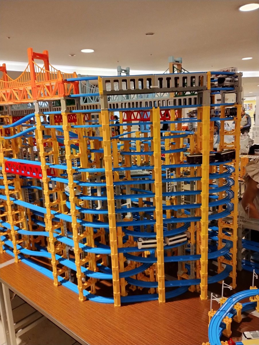 t_fu_30138's tweet image. 【いずみさの鉄道フェスタinりんくうタウン】
絶賛開催中です🚃
ご来場されている方々、一様にイイ表情をしているのが印象的です😀
楽しいイベント、興味を惹くグッズなど、私も存分に満喫しました。
今日は16時までなので、これからお越しの方はお気をつけください🚅
#泉佐野市
#鉄道のまち