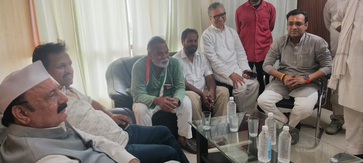 amanmani99's tweet photo. आज सर्किट हाउस गोरखपुर में हम व पूर्व मंत्री मा अमरमणि त्रिपाठी जी ने अमेठी से कांग्रेस पार्टी के सांसद सदस्य मा किशोरीलाल शर्मा जी का  भव्य स्वागत किया और वहां उपस्थित समस्त सम्मानित साथियों के साथ मिल कर कांग्रेस पार्टी की नीतियों को जन जन तक पहुंचाने का संकल्प लिया इस मौके पर कांग्रेस जिला अध्यक्ष गोरखपुर श्री राजेश तिवारी जी, सैयद जमाल, गौरव तिवारी, दिवाकर मिश्रा, अनुपम यादव सहित तमाम गणमान्य लोग मौजूद रहे