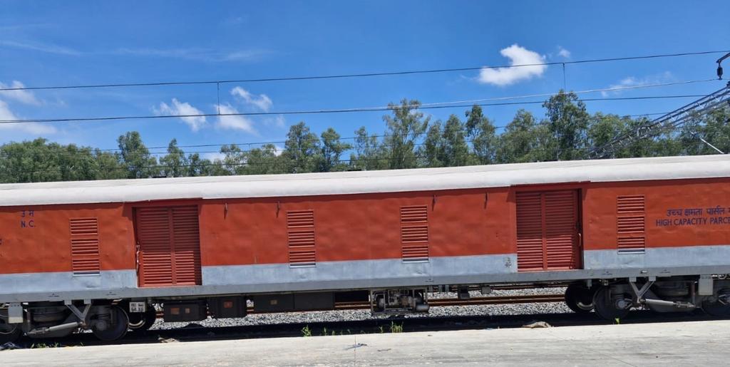 NEWSENSE008's tweet photo. Milestone for #IndianRailways! 🚆
For the first time, the High-Speed Small #CargoTrain (VP Special) reached New Kalanaur Station on the EDFC.
Fast delivery of parcels, e-commerce goods, medicines & perishables is now a reality!
A big boost to India’s #Logistics game. https://t.co/rSOkts7tnh