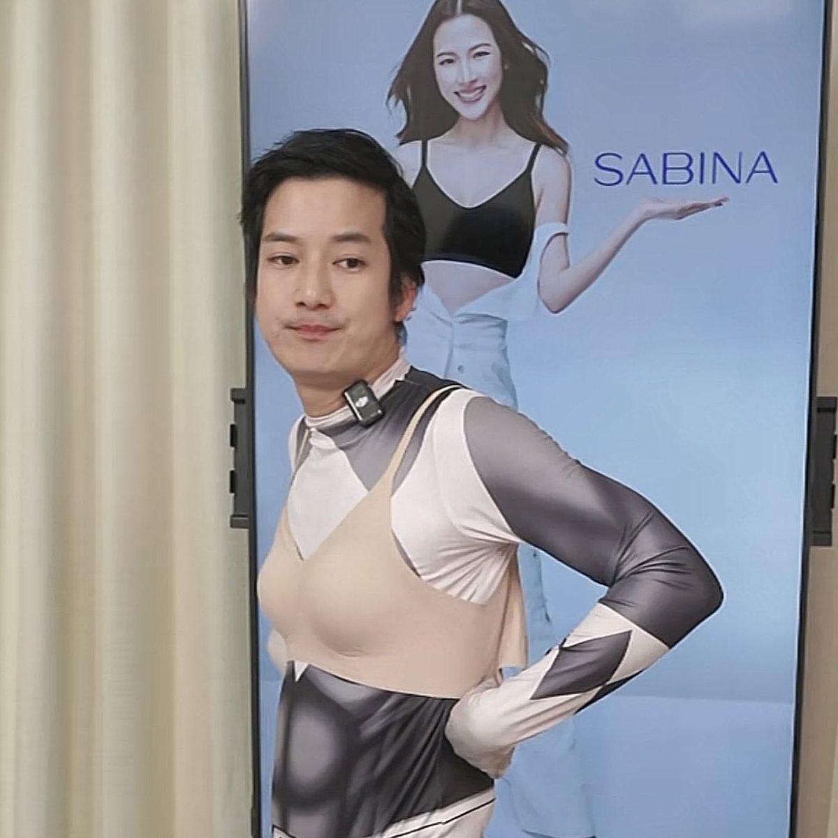Basniixz's tweet photo. เห็นพี่เชน ธนา Live ขายของทำทุกอย่าง แล้วนึกถึง ตอนที่พี่เขาเล่า เป็นหนี้ 60 ล้านบาท ขายของจนไม่มีตังค์กินข้าว แต่ได้เงินมากินข้าวเพราะมีคนส่งดอกไม้ส่งกุหลาบให้ใน TikTok พี่จะสู้สุดจริงนับถือใจมาก https://t.co/6xBZcSXRXZ