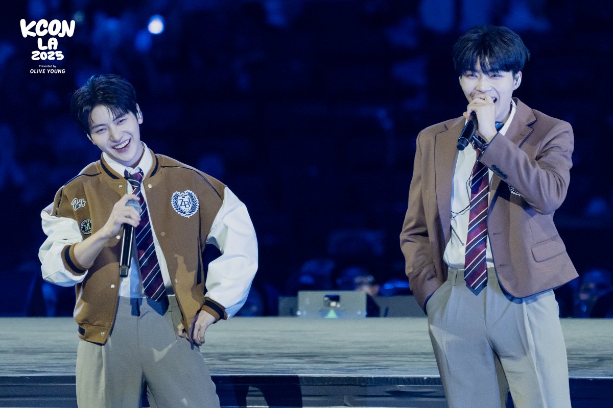 [#KCONLA2025] PHOTO DUMP 🚛📷🎞️

𝐌 𝐂𝐎𝐔𝐍𝐓𝐃𝐎𝐖𝐍 𝐒𝐓𝐀𝐆𝐄 💙 DAY 2
SPECIAL STAGE

#ZEROBASEONE 
SEOK MATTHEW X PARK GUN WOOK
<a href="/ZB1_official/">ZEROBASEONE</a> 

-
KCON LA 2025
AUG 1-3
Crypto.com Arena, LA Convention Center

Let's #KCON