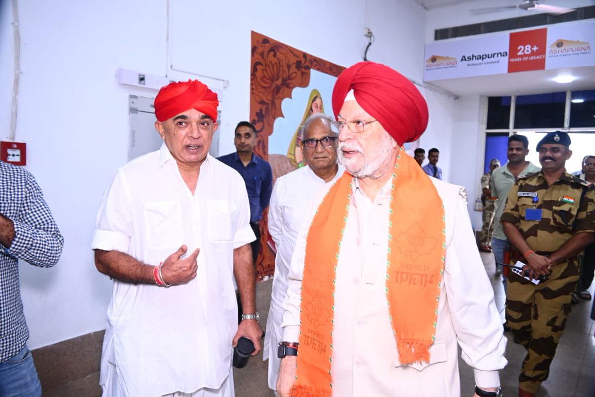 Warmly received by fellow Rajya Sabha member and senior BJP leader Sh <a href="/Rajendra_Gehlot/">Rajendra Gehlot</a> Ji,  Rajasthan minister Sh Krishan Kumar Vishnoi Ji, my friend &amp; former Parliamentarian Sh Manvendra Singh Jasol Ji, functionaries of <a href="/BJP4Rajasthan/">BJP Rajasthan</a> and officials of <a href="/HPCL/">Hindustan Petroleum Corporation Limited</a> at Jodhpur Airport