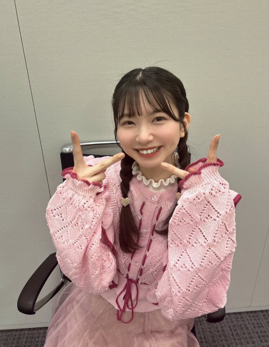 ntm_qs's tweet photo. 成人式の髪型決めてきた！♡
萌ちゃんがやってた三つ編みをアレンジしたハートのやつかわいすぎるから成人式はこれって決めとるんやー！！
店員さんにもかわいいって連呼されたから決まりやな💭服がバイト終わりに行ったからスーツやけど気にせんといて https://t.co/PrkAVpcgFF