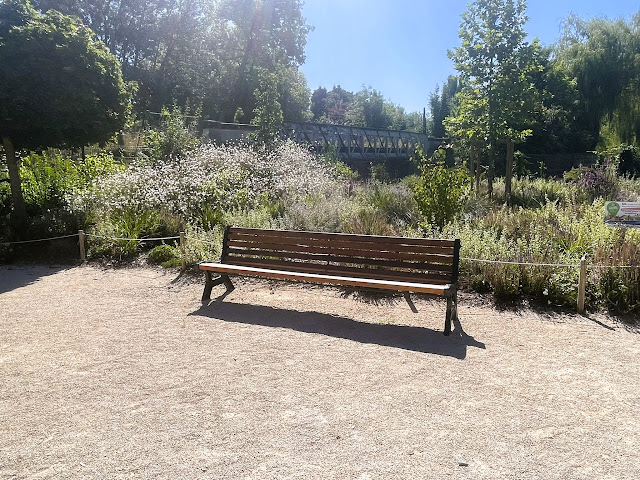 Mon banc dominical / My Sunday Bench...Family sized bench at kids playpark in the public gardens in Loches.
#Bancdominical #sundaybench