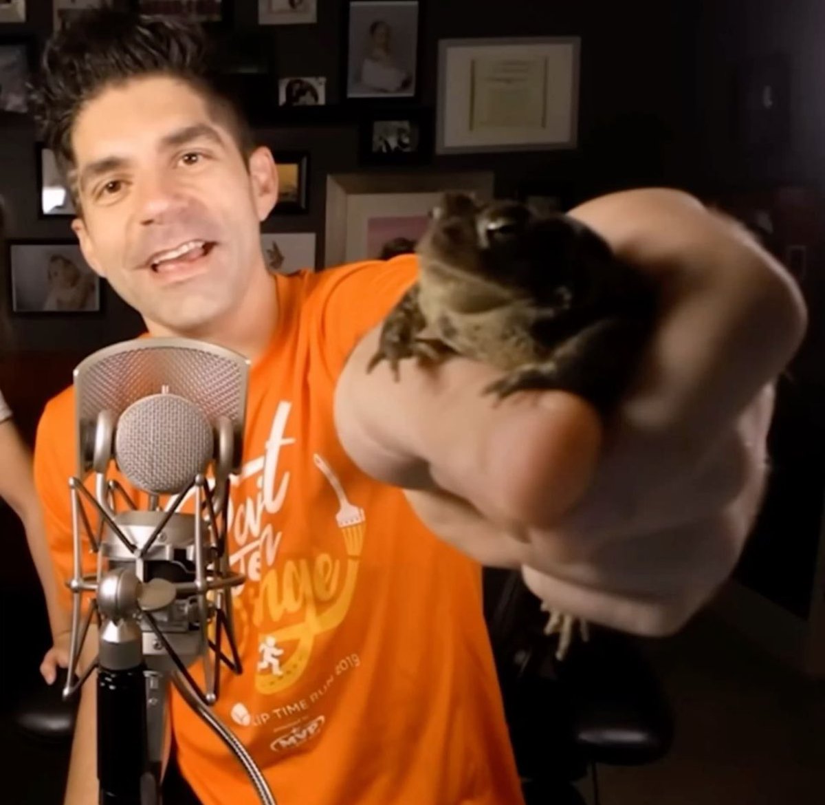 Viktor &amp; Rio as Bdubs with that frog he found :D