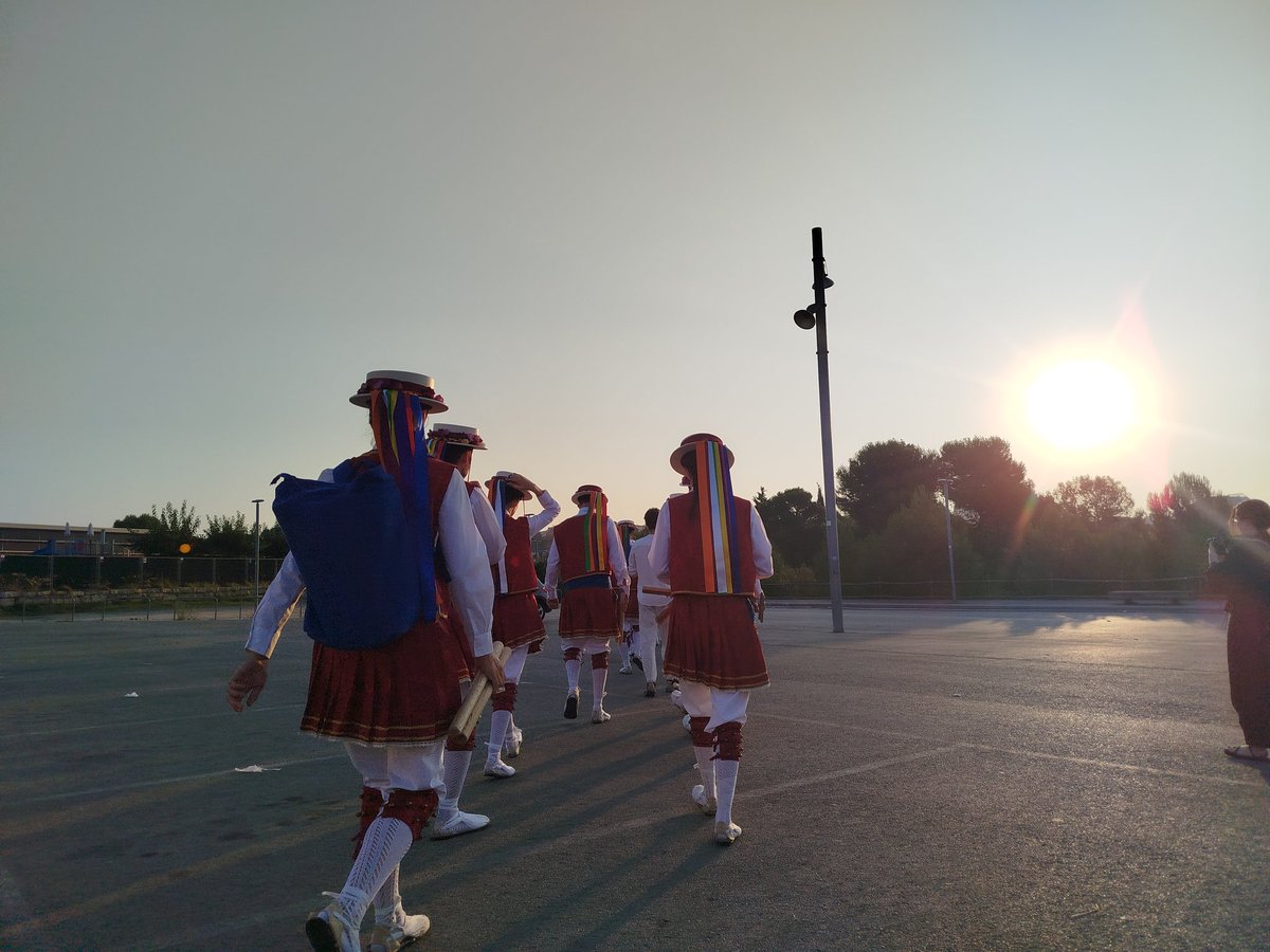 FESTHIgualada's tweet photo. La Diana incia la Diada de Sant Bartomeu. Els @bastonsigualada comencen guanyant perdons des del barri de Fàtima.

#és24igualada https://t.co/jm32W9d5lU