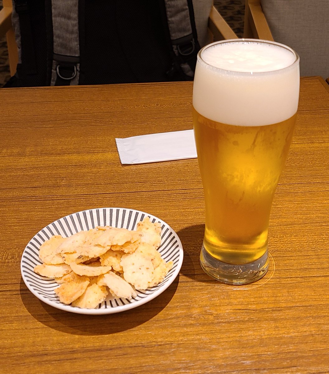 yu_ri3006's tweet photo. 京都新阪急ホテルは京都駅の目の前で、ラウンジは500円でビール、レモンハイ、ハイボール、ソフトドリンク飲み放題。おつまみもおかわりできる。しかも、人が少なくて静か😆京都旅行にぜひおすすめします😊
#京都 https://t.co/7iV9GgjL4g