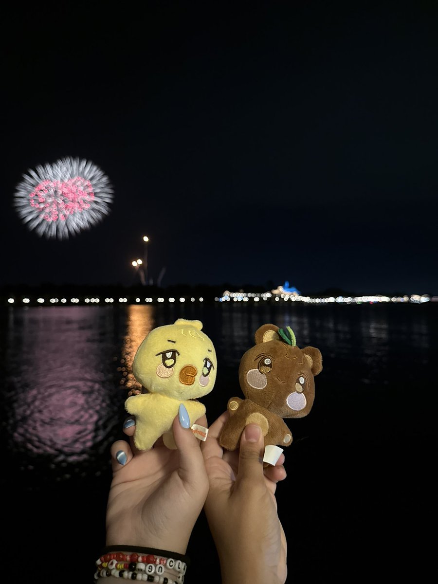 Mingi_8M1T's tweet photo. bbyongming and jjongbear watching the fireworks at disney :,) https://t.co/dLwqvvdVe7