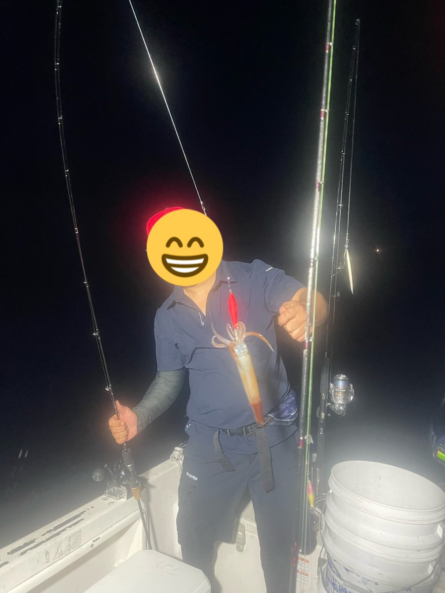bikunishakomaru's tweet photo. 23日夜イカで出港しました
17時に出て早い時間はジギング
暗くなり電気をつけてからは皆さま順調にイカを釣っていました。 https://t.co/OzrPpsKbAk