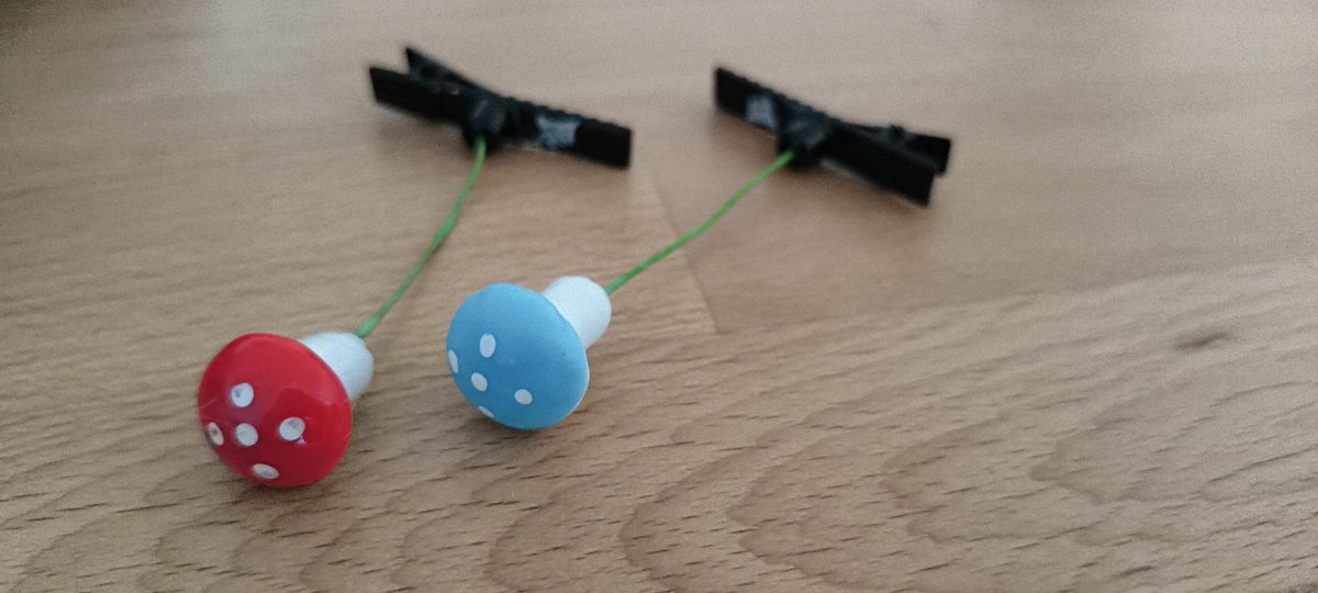 Pixxpo's tweet image. Por cierto, puesto que las "antenitas" están causando sensación, intentaremos robar todas las que podamos para repartir alguna 😂😂