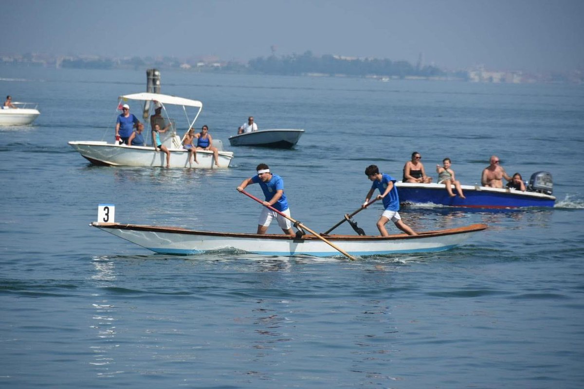 SimonVenturini's tweet photo. #VENEZIA • Oggi al #Lido la Regata degli #Alberoni!

Appuntamento alle 11 per la sfida tra Schie, Maciarele Junior e Senior su mascarete a due remi, con partenza volante dal P.le Alberoni.

In contemporanea la Festa del #Peocio con giochi e musica.

Una giornata da non perdere! https://t.co/cNjq0kZYWz