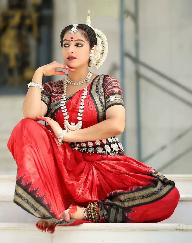 ✨ Grace meets tradition! ✨
🔗 Read more: sareeing.com/deepika-singh-…
Deepika Singh stuns in her Odissi dance look with vibrant red attire, silver temple jewelry... 💃🎶
<a href="/dr_deepikasingh/">Dr. Deepika Singh</a> <a href="/DeepikaSinghFC/">DeepikaSingh FC</a> <a href="/deepikasingh150/">Deepika Singh Goyal</a> #Odissi #Classical #Dance