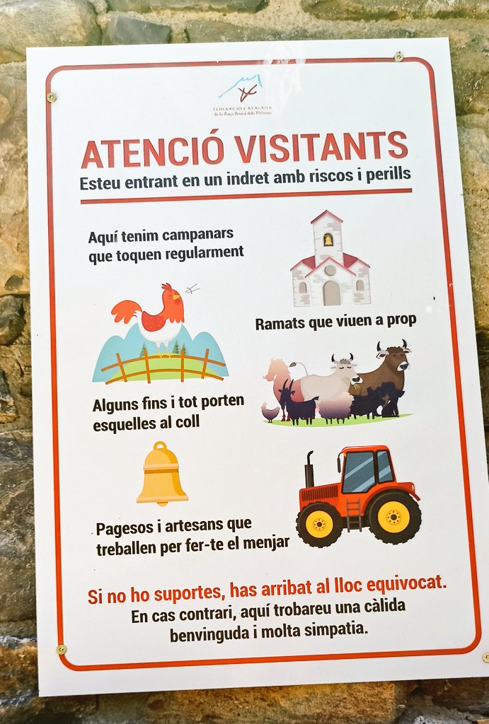 El món rural té força riscos i perills ! Soroll de campanes, olor dels fems del bestiar, galls que ens desperten força d'hora...Però, si us plau, no pretenguem canviar-lo ! 🙄