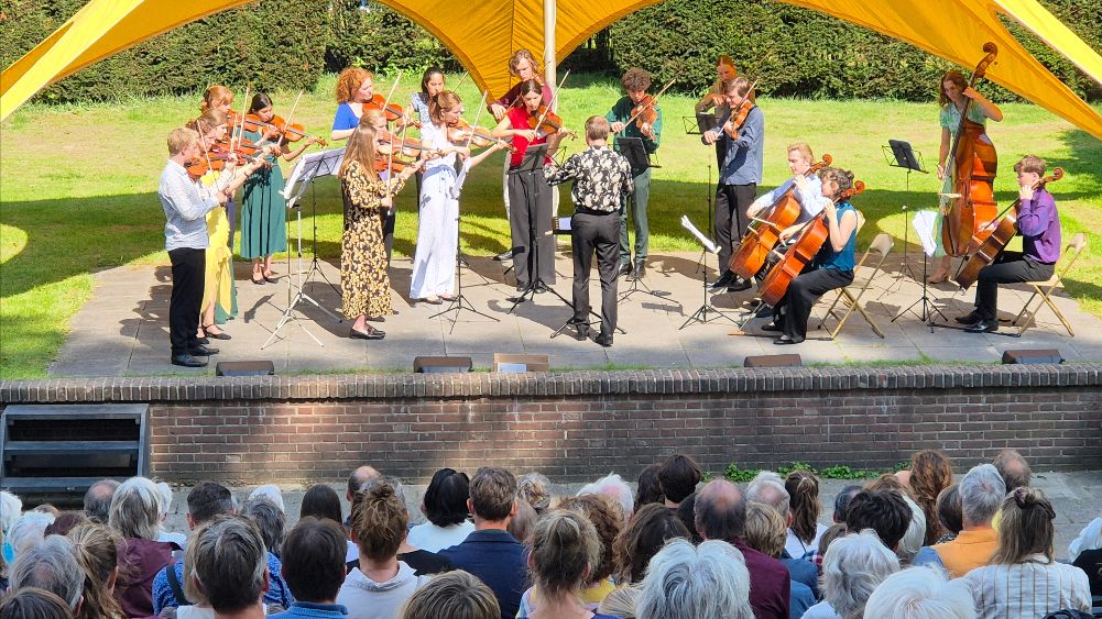 Woensdag 27 augustus kun je naar twee orkesten kijken en luisteren in het Slottuintheater. 's Middags speelt het Nederlands Jeugd Strijkorkest filmmuziek en 's avonds hoor je jazz bij Big Band Utrecht  - mailchi.mp/slottuintheate…