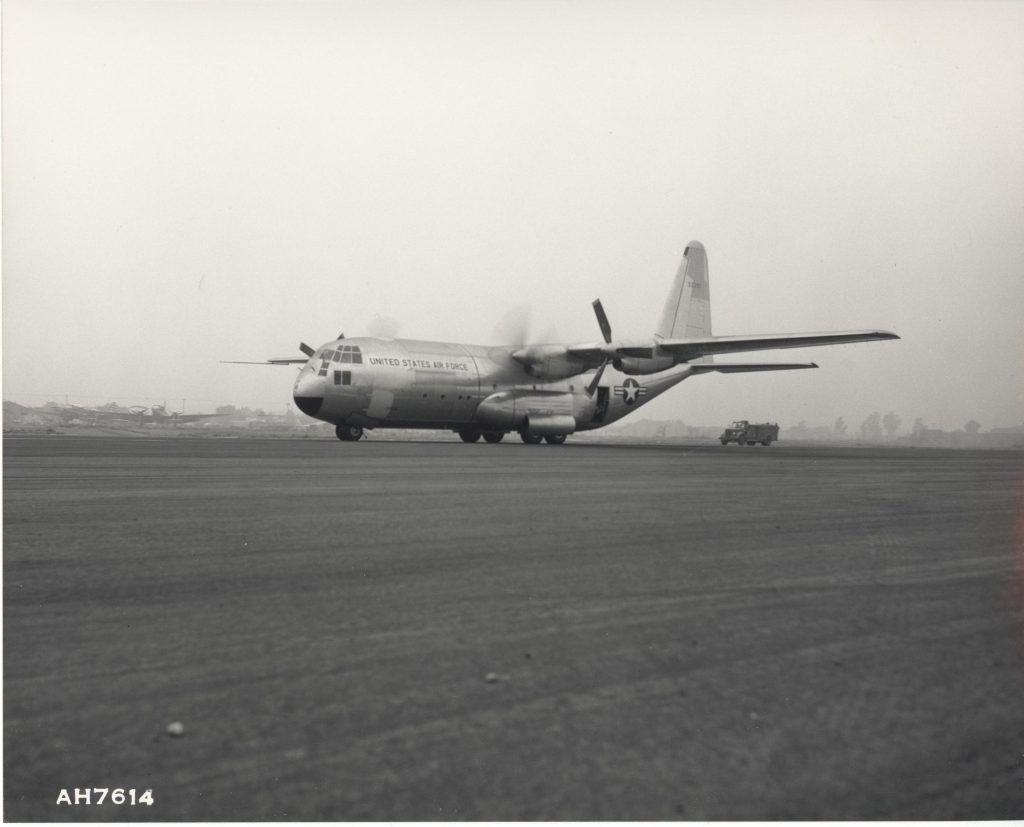 Horizonspte's tweet photo. #adayliketoday (August 23rd) 1954 #American 4-turboprop #military #aircraft the #LockheedC130 #Hercules takes its 1st flight. A very versatile and capable plane fabricated by @LockheedMartin +2,500 have been made #History #Aviation #Innovation #English #LearnEnglish #Languages https://t.co/MmychQxkMD