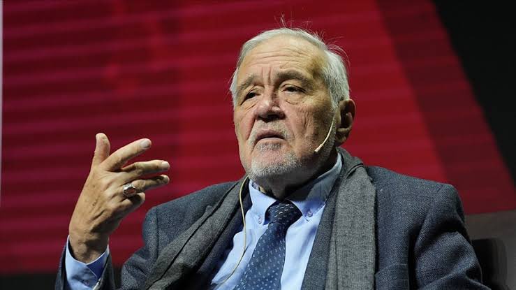 🔴 İlber Ortaylı:

“Çin'in nükleer denemeleriyle yıpratılan bereketli Uygur bölgesinin çalışkan çiftçileri kısa zamanda Türkiye'ye getirilmelidir.

Hayvancılık konusunda uzman Kırgızların da bu topraklarda faaliyet göstermesi gerekir.”