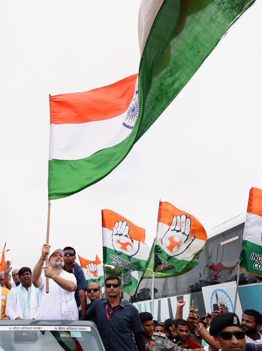 pintookumar222's tweet photo. राहुल गांधी जी के हाथों में सिर्फ तिरंगा नही, बल्कि करोड़ों भारतीयों के सपने और लोकतंत्र बचाने की मशाल है🇮🇳❤️ https://t.co/Ouy95ido2a