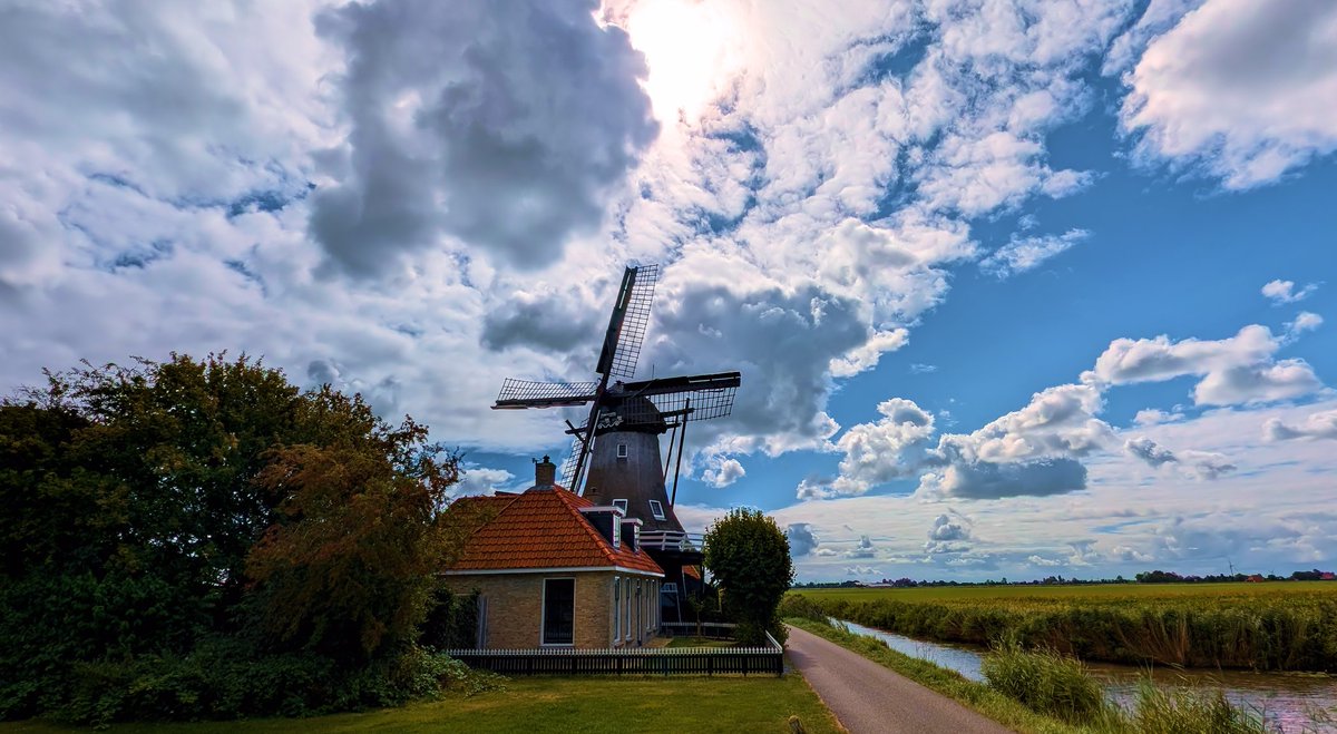 Een mooie start van de dag.
#Zomer #RTL #weerfoto
<a href="/weerverteller/">Weerverteller.nl</a>⁩ <a href="/BuienRadarNL/">Buienradar</a> <a href="/weermanrobert/">➡️ Robert de Vries</a> ⁦<a href="/MeteoVoorne/">Meteo Voorne Aan Zee</a>⁩ ⁦<a href="/janvissersweer/">JAN VISSER</a>⁩ ⁦<a href="/Weerplaza/">Weerplaza.nl</a>⁩ ⁦
<a href="/onwukaa/">Amara Onwuka</a> <a href="/HartvNL/">Hart van Nederland</a>