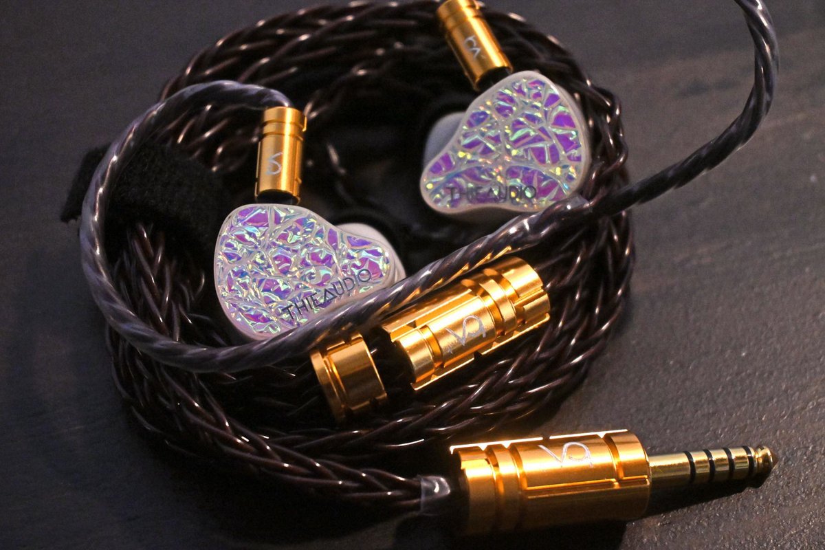 この前買ったBeat Audio Arabica (8導体80％の銀合金と20％の銅合金)
全体底上げしつつ低域に量感微増しと弾力に解像度も高いので色んなイヤホンに合わせやすいと思う柔らかいので取り回しは良いですね