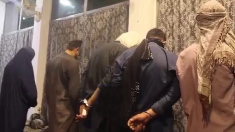 dailyafganistan's tweet image. Aşağıda gördüğünüz resimdeki 5 kişi (bir kadın) bugün Nangarhar&apos;da bir ailenin 6 üyesini öldürmekten tutuklandı.

Suçlarını itiraf ettiler ve Şeriat&apos;a göre cezalandırılacaklar.

Cezalarını tahmin edin ?