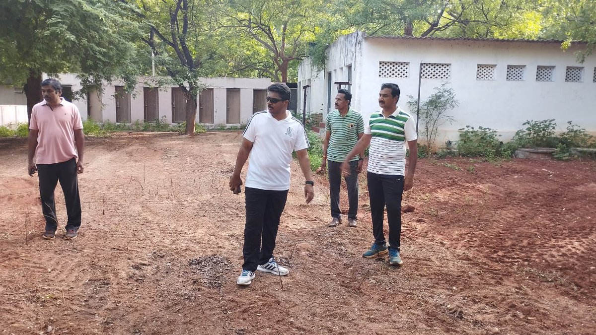 Kadapa_Police's tweet image. ➡️ పోలీస్ కానిస్టేబుల్ శిక్షణకు సన్నాహాలు...జిల్లా పోలీస్ శిక్షణా కేంద్రంలో చేస్తున్న ఏర్పాట్లు  పరిశీలించి పోలీస్ అధికారులకు పలు సూచనలు చేసిన జిల్లా ఎస్.పి గారు
#kadapapolice 
#APPolice 
@APPOLICE100 
#APSLPRB
#ConstableNotification
#training