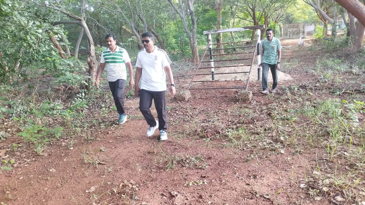 Kadapa_Police's tweet image. ➡️ పోలీస్ కానిస్టేబుల్ శిక్షణకు సన్నాహాలు...జిల్లా పోలీస్ శిక్షణా కేంద్రంలో చేస్తున్న ఏర్పాట్లు  పరిశీలించి పోలీస్ అధికారులకు పలు సూచనలు చేసిన జిల్లా ఎస్.పి గారు
#kadapapolice 
#APPolice 
@APPOLICE100 
#APSLPRB
#ConstableNotification
#training