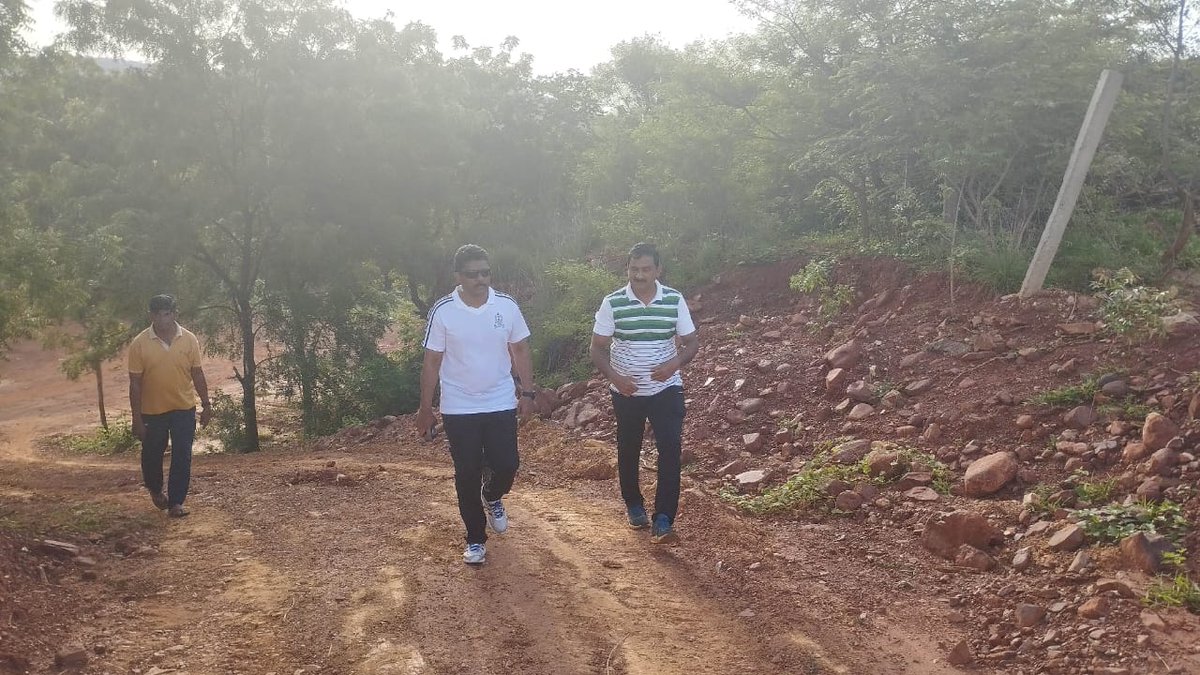 Kadapa_Police's tweet image. ➡️ పోలీస్ కానిస్టేబుల్ శిక్షణకు సన్నాహాలు...జిల్లా పోలీస్ శిక్షణా కేంద్రంలో చేస్తున్న ఏర్పాట్లు  పరిశీలించి పోలీస్ అధికారులకు పలు సూచనలు చేసిన జిల్లా ఎస్.పి గారు
#kadapapolice 
#APPolice 
@APPOLICE100 
#APSLPRB
#ConstableNotification
#training