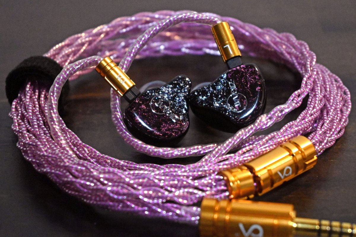 Beat Audio Pink Freesia(8導体銀合金+絶縁シース+フラットシルバーのスパイラル)
低域が若干後ろに下がって沈み込み少しパンチと横に広がり一番目立つのは中高域のやたら高い透明度に滑らかとシャープさ
音場広くて楽器とボーカルにも艶のってるがキラキラ感は無いニュートラル気味で聴きやすかった