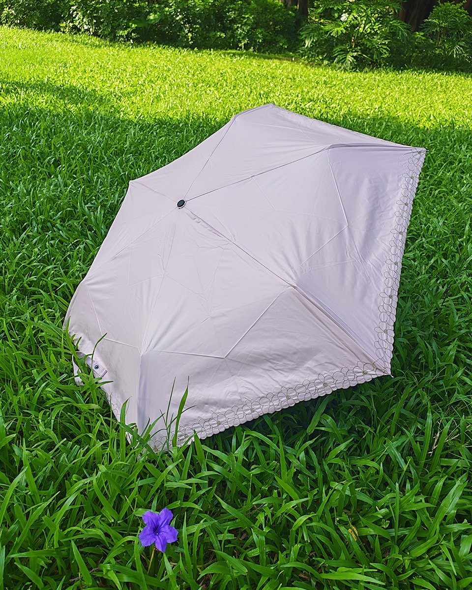 🌸バッグにすっきり入る3折タイプ🌸
kumokasaの「刺繍レース折りたたみ日傘」登場！
☀️ 晴れの日はUV対策
🌂 雨の日はしっかり防水
🎀 花柄刺繍で大人かわいいコーデに✨

弯曲ハンドルで持ちやすく、通勤やお出かけにぴったりです。
#kumokasa #日傘 #晴雨兼用傘 #折りたたみ傘 #大人かわいい