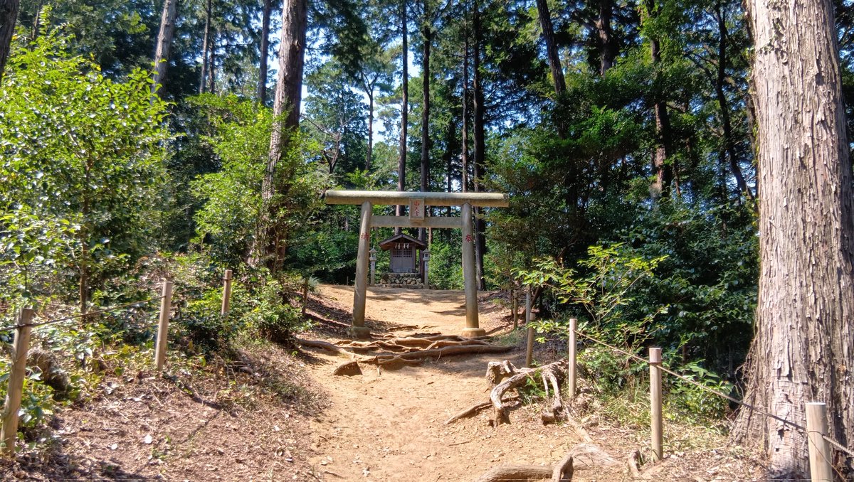 jinkishima's tweet photo. 水天宮（埼玉県日高市）
高麗神社の参詣路より左手へ登って5分程の場所にあります。お賽銭は高麗神社で行う旨が書かれています。
階段が急で少し息が上がりました。 https://t.co/RZfZbej5xt