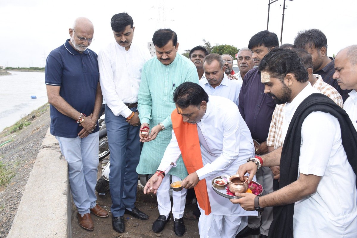 airnews_abad's tweet image. #Surendranagr ના દુધરેજ ખાતે નાયબ મુખ્ય દંડક @JagdishMakwana_ ના અધ્યક્ષસ્થાને નર્મદા કેનાલ પર આવેલા બ્રિજનું ખાતમુર્હૂર્ત કરવામાં આવ્યું

અંદાજે રૂ.૧.૨૨ કરોડના ખર્ચે તૈયાર થનારો આ બ્રિજ માત્ર ૯૦ દિવસના ટૂંકા ગાળામાં જ પૂર્ણ કરીને વાહનવ્યવહાર માટે ખુલ્લો મૂકવામાં આવશે