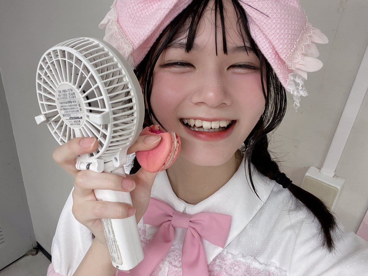 GigiLの伊織芽衣さんとお写真撮っていただきました😭😭💕
ありがとうございます！

めいさん推しなんです🥹🥹
いつ見ても本当にお顔が綺麗でめちゃ緊張しました🫨とっても嬉しかったです！

そしてGigiLのみなさんから差し入れでマカロンを頂きました♡
美味しかったです😋ありがとうございました！