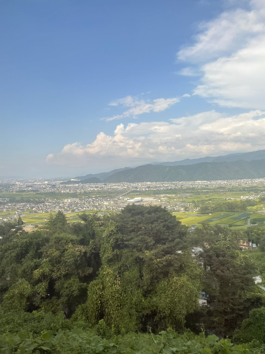 特急しなの号、右側の席から見える日本三大車窓のひとつ、長野県篠ノ井線姨捨駅（善光寺平）。松本〜長野の間、篠ノ井の手前です。ちなみに、三大車窓のあと２つは、北海道の
旧狩勝峠、熊本県の矢岳越えの3つだそうです。