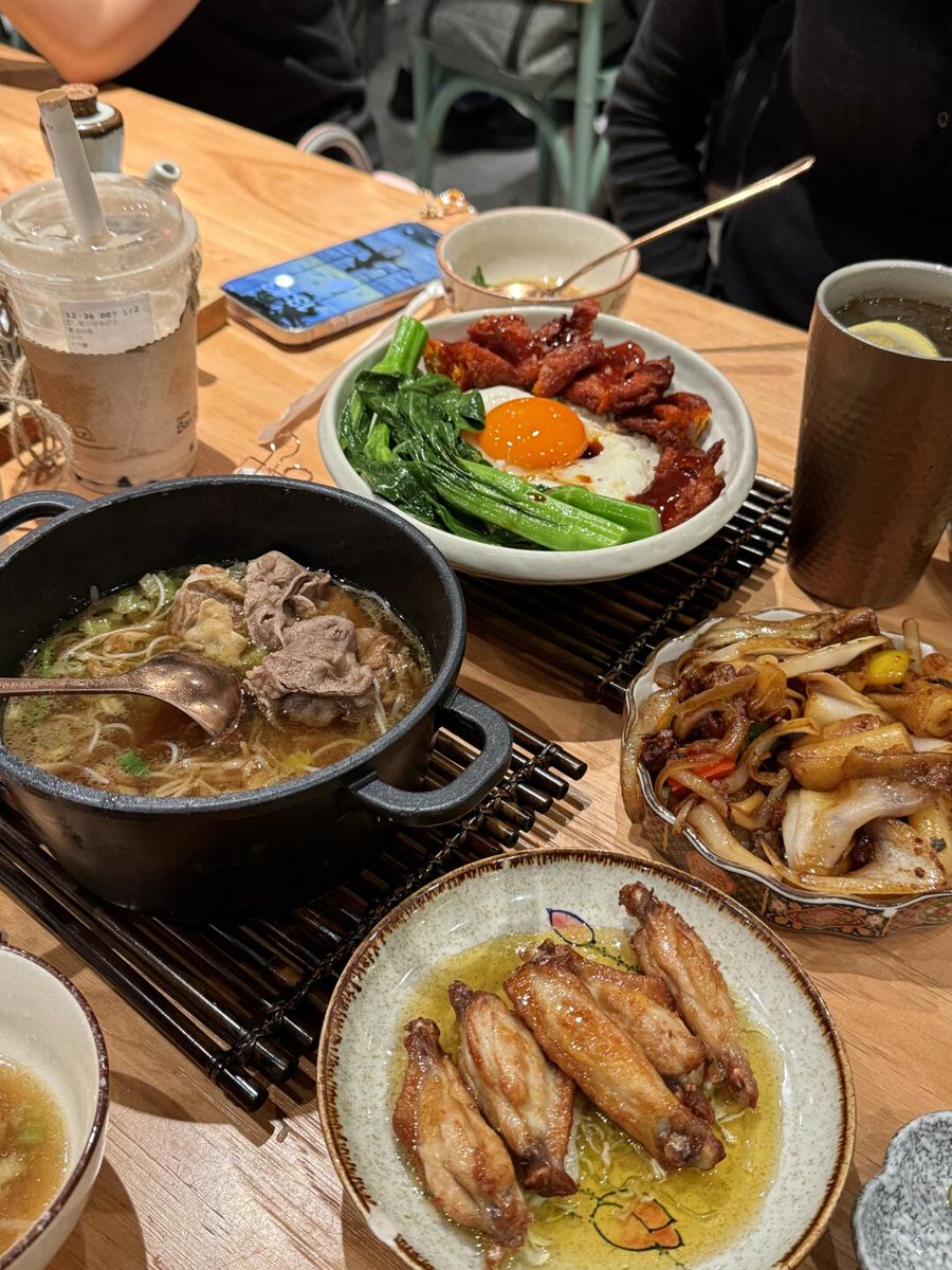 RCB_KattarFan's tweet photo. The aroma of barbecue, the heat of stir-fry, and a cold beer instantly melt away the fatigue of the day~
#foodsharing #dinnertime #beerandbarbeque #midnightsnack #afterworkjoy #healingtasty https://t.co/JHYNVUB9gq
