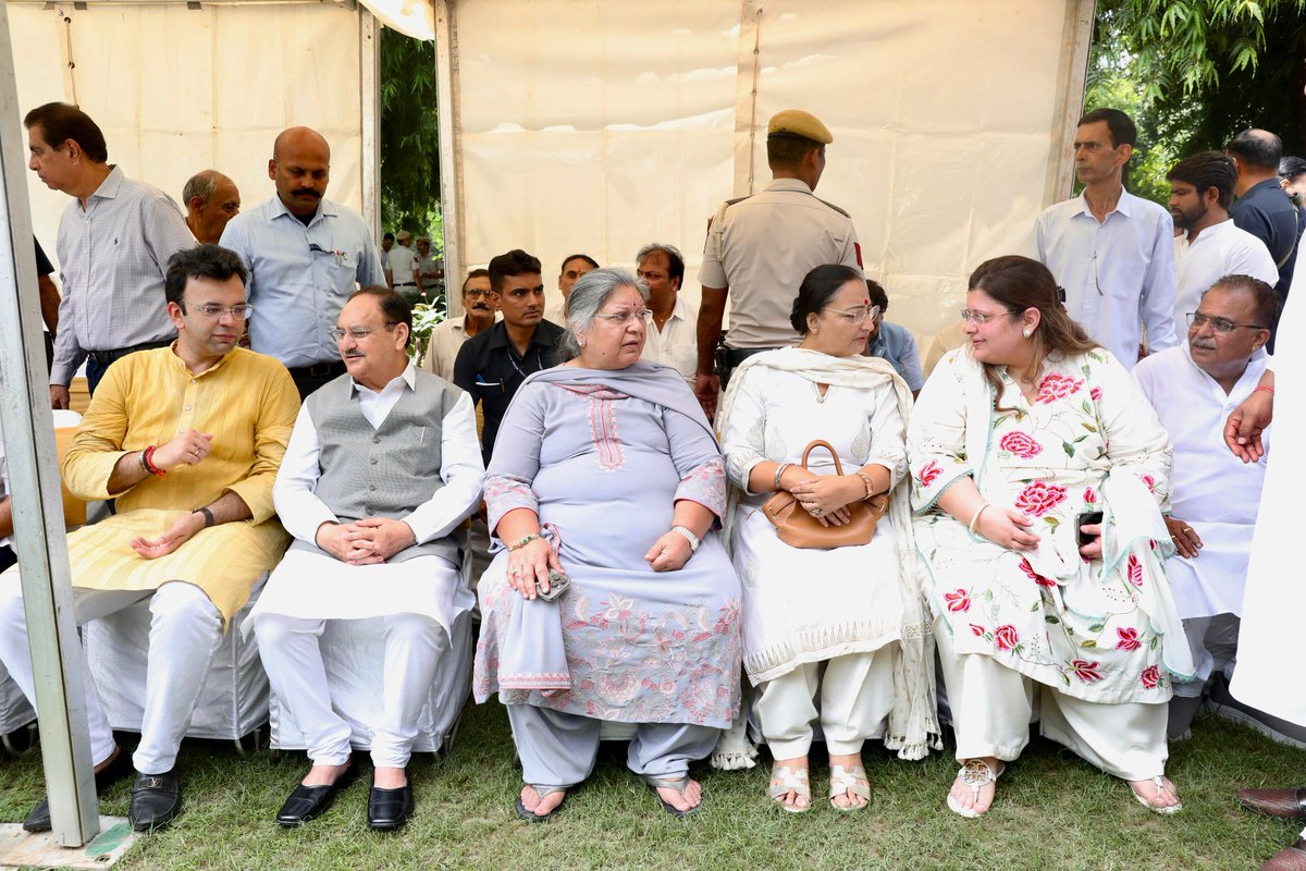Paid floral tribute to Shri Arun Jaitley Ji on his Punyatithi and expressed my respects to his family in New Delhi.

He was a guiding force in the BJP, admired for his wisdom and clarity. Above all, he was a compassionate human being whose contribution to the nation will always