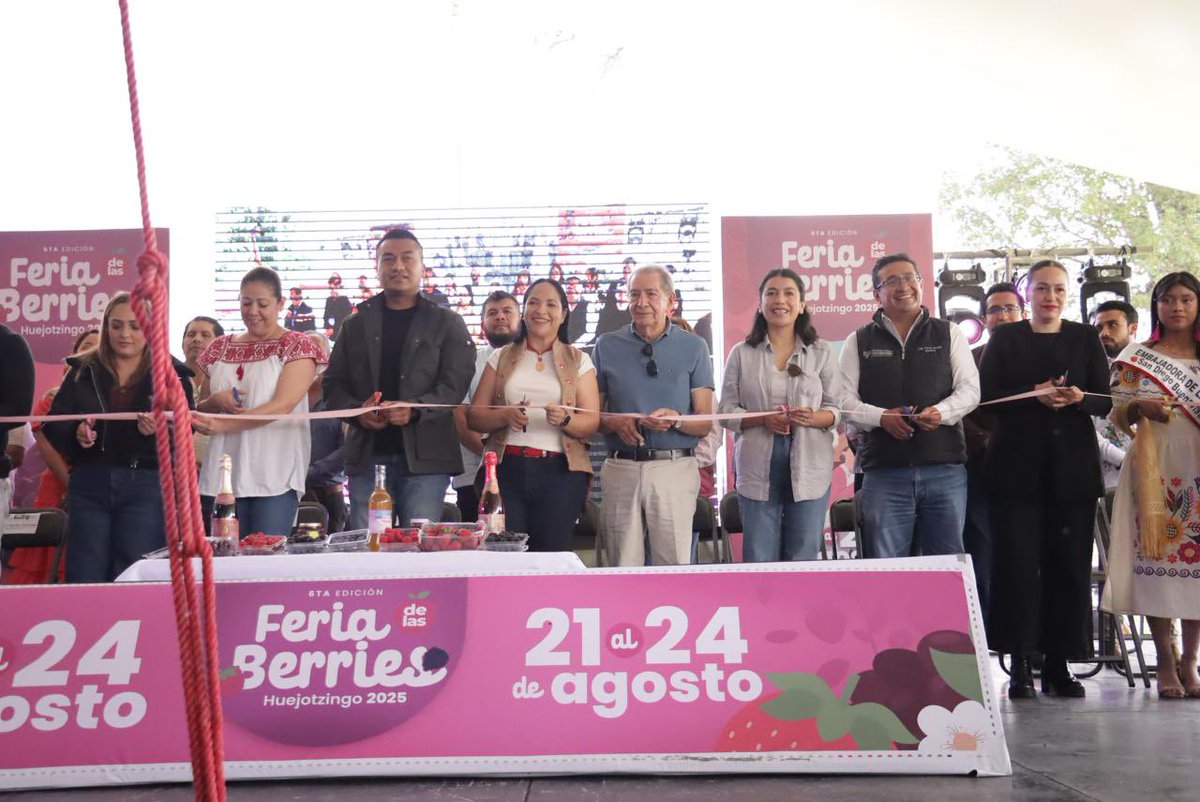 vianeygarciar_'s tweet photo. La región del Iztapopo es maravillosa y hoy las berries son protagonistas. 🫐Vengan a disfrutar familia. Gracias, presidente @robertsolisvall, por la invitación, y qué gusto coincidir con amigas como la senadora @LizSanchezSM y @artemisa_laura #ElPowerSigue 💪🏽 https://t.co/AIc52L850t