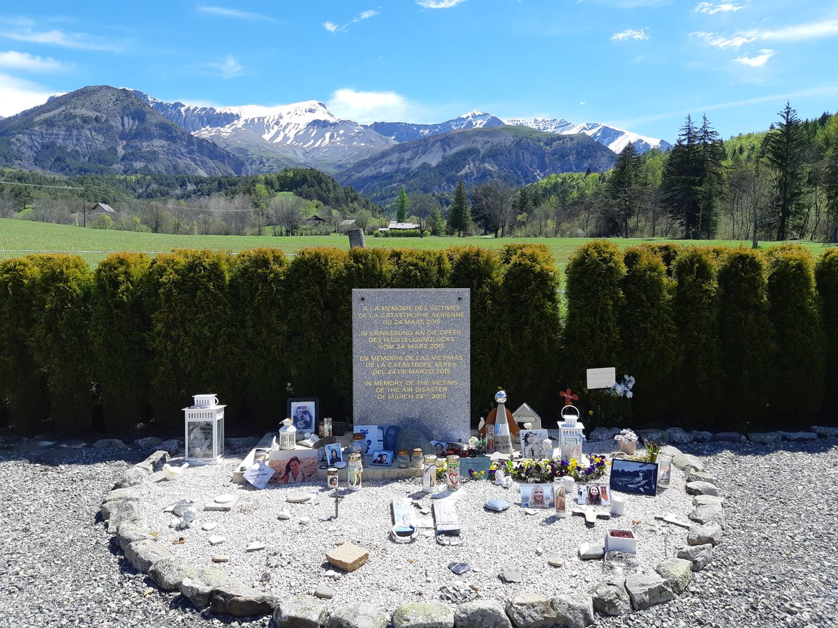 In Erinnerung an die #Opfer des Flugzeugunglücks vom 24 März 2015 in La Seyne les Alpes vor der Kulisse der französischen #Alpen. Flug 9525 Germanwings von Barcelona nach #Deutschland . 💔🖤
#Remember #dontforget #Flug #Lufthansa #memory