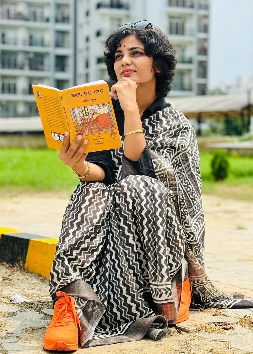रील पर अर्धनग्न होने वाली स्त्रियों के दौर में,

कहीं गुम हो रहीं हैं हॉस्टल कांड करने वाली स्त्रियाँ..😂