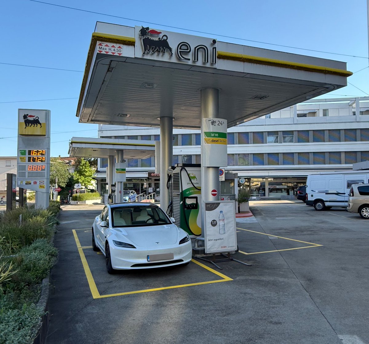 David (@davidper) on Twitter photo Cada vez más gasolineras urbanas convierten sus surtidores en Alpitronics. Cada vez más gasolineras urbanas convierten sus surtidores en Alpitronics.