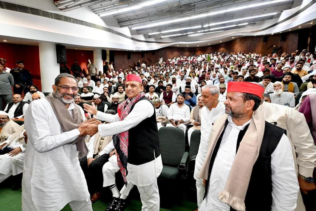 लखनऊ कार्यालय में माननीय राष्ट्रीय अध्यक्ष जी ने शाल ओढ़ाकर उत्साहवर्धन किया।