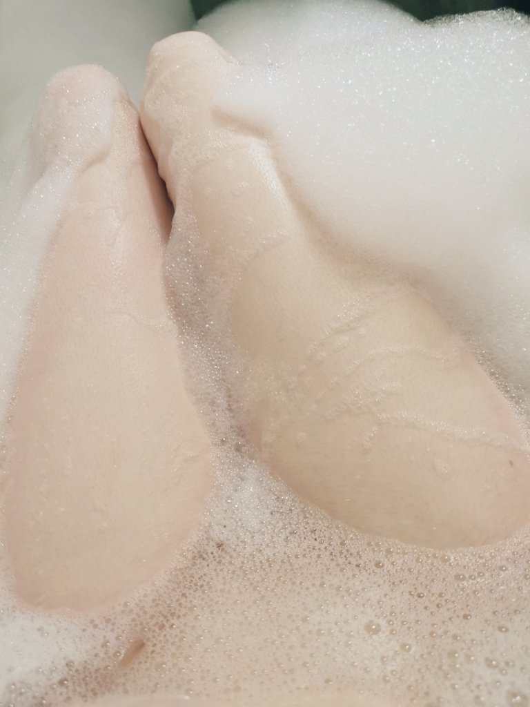 Good morning :3

cw: irl legs