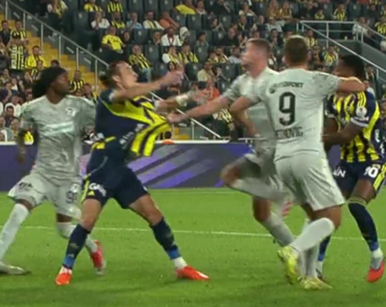 Süper ligde aynı iki pozisyon, farklı iki karar:

🟠🔴 Galatasaray'a penaltı verildi. ✅️

🟡🔵 Fenerbahçe'ye penaltı verilmedi. ❌️