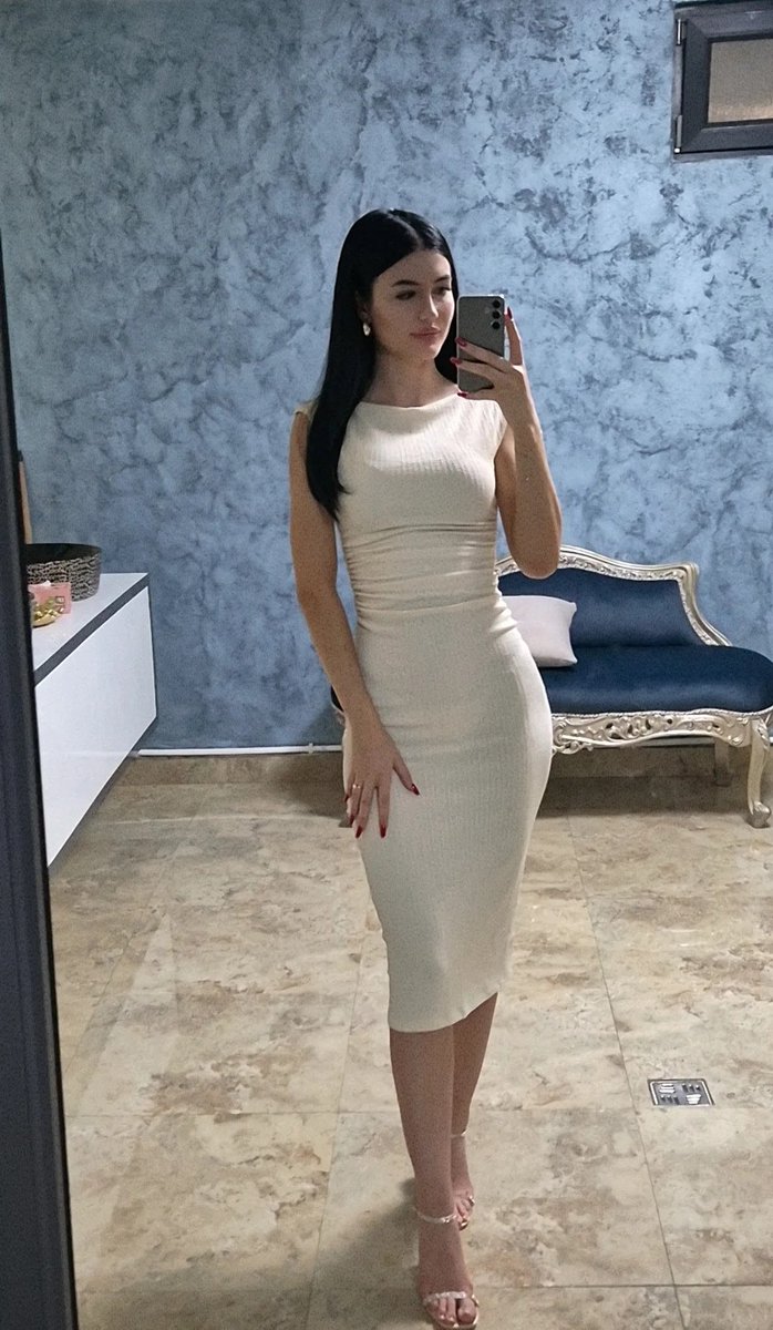 Aynadaki kadın değilim sadece,
koca bir günün ilk cümlesiyim.