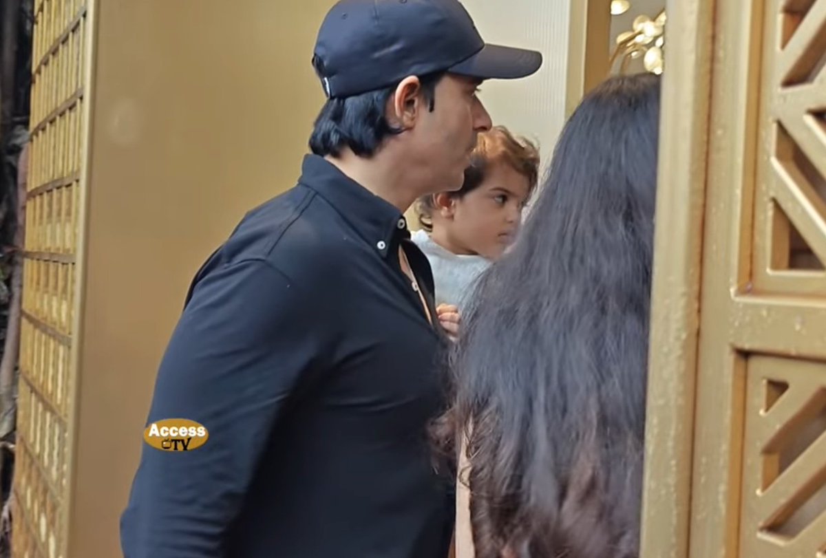 majumder_arya's tweet photo. Happy family ❤️❤️
Missing #RadityaRode
.
.
#GautamRode #PankhuriAwasthy #RadhyaRode @gautam_rode @Panawasthy_31 https://t.co/Yy4iP5VvSV